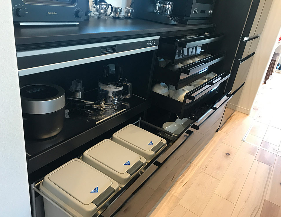 料理を日常的にされるママにとって、充分すぎるほどのキッチン収納。
                        家電や食器などのキッチン小物を手の届く高さに整理整頓できます。 