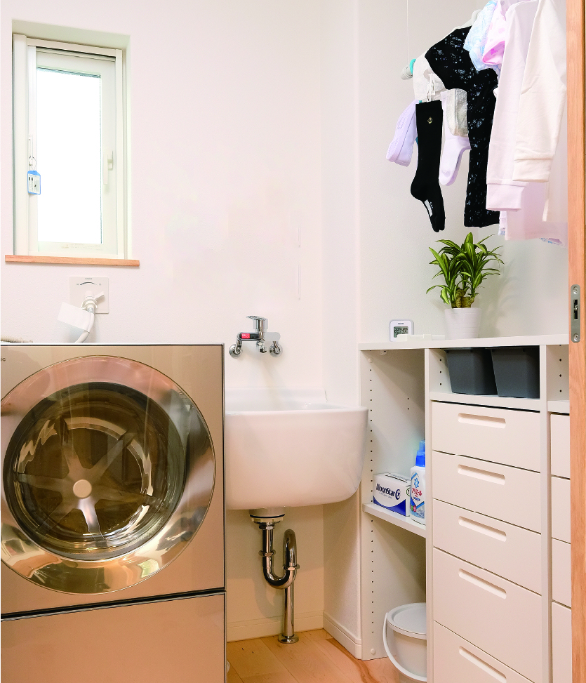 脱衣・乾燥室に夜、干した洗濯物は正圧の空気で朝には乾いてます。
                            そのまま、引き出しにしまえてとってもラクちん。スロップシンクは汚れた靴などつけおき洗いに便利です。