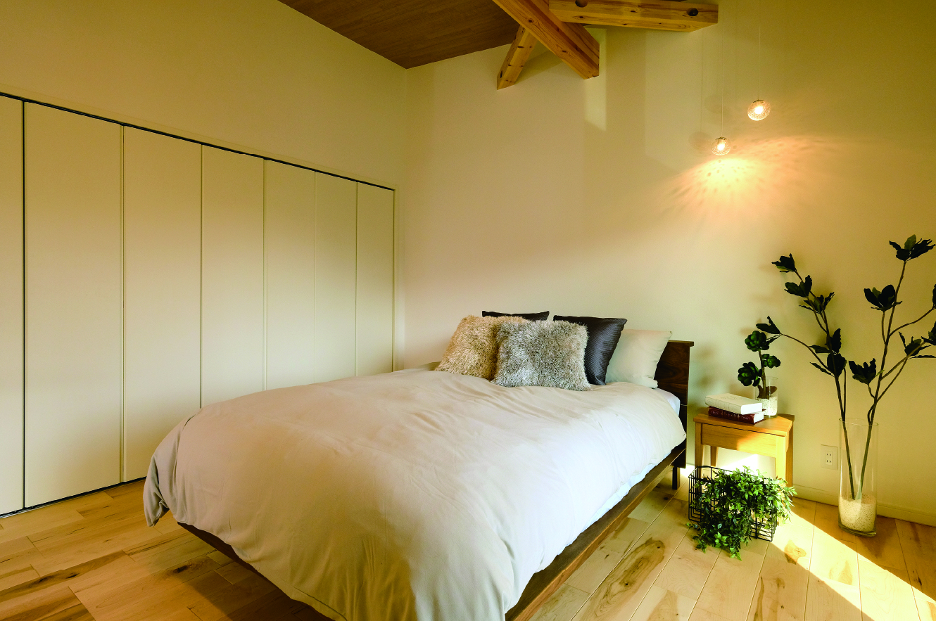 今の季節、お気に入りの服は左右のフロントクローゼットへ。
                            衣替えした 衣類や、スーツケースはバックヤードのウォークインクローゼットへ。